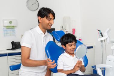 Dr. Wajahat bei der Kinderbehandlung
